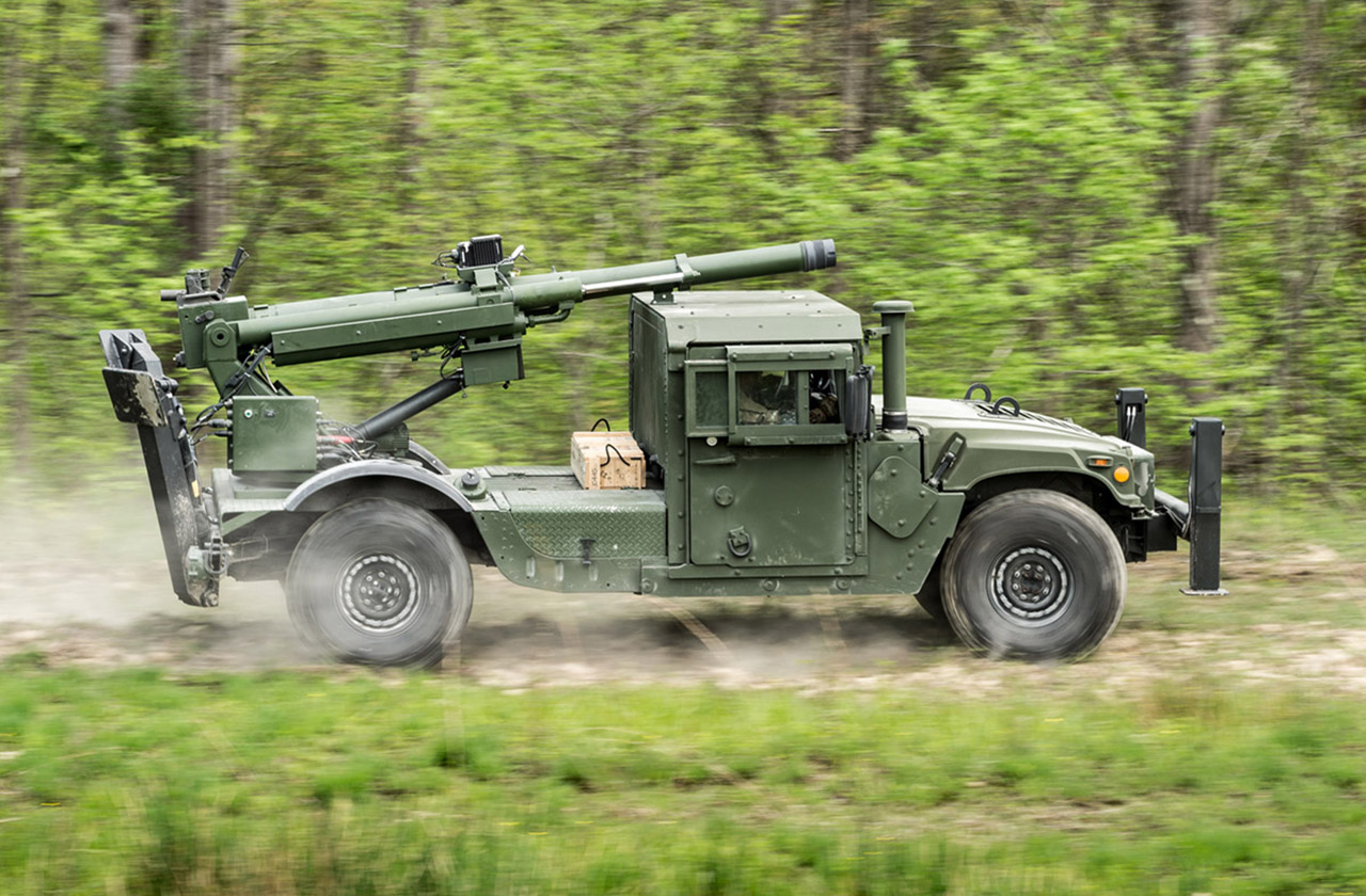 April 26, 2017; 105mm howitzer on an AM General HMMWV. (Photo by Matt Cashore) Side view of AM General's Mobile 105mm Howitzer Hawkeye as it drives offroad