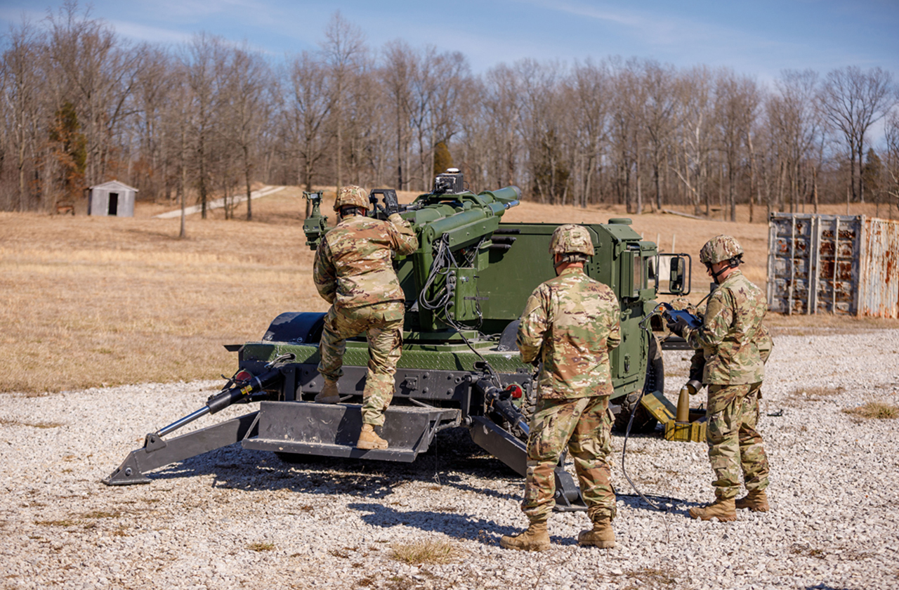 hawkeye-gallery-4 Three U.S. Soldiers aiming AM General's Mobile Howitzer Hawkeye artillery cannon